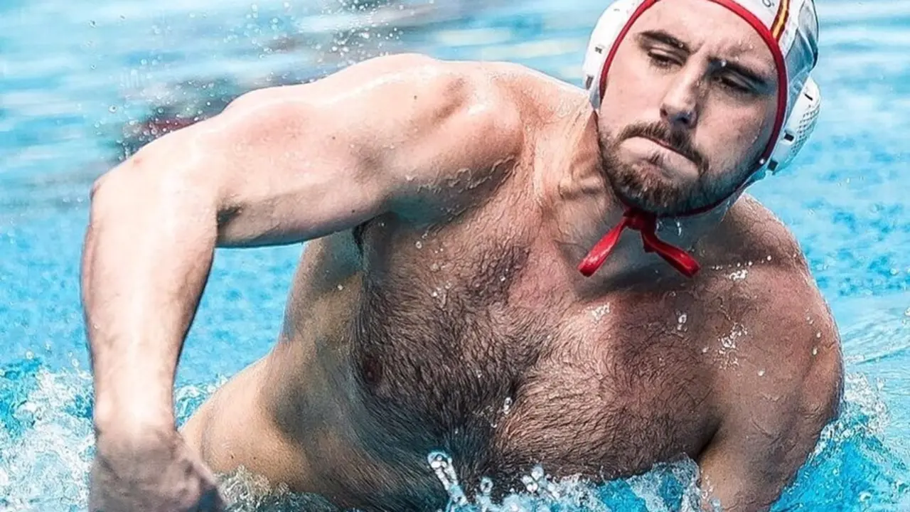 Archivo - El jugador internacional espa&ntilde;ol de waterpolo V&iacute;ctor Guti&eacute;rrez en un partido con el CN Terrassa.