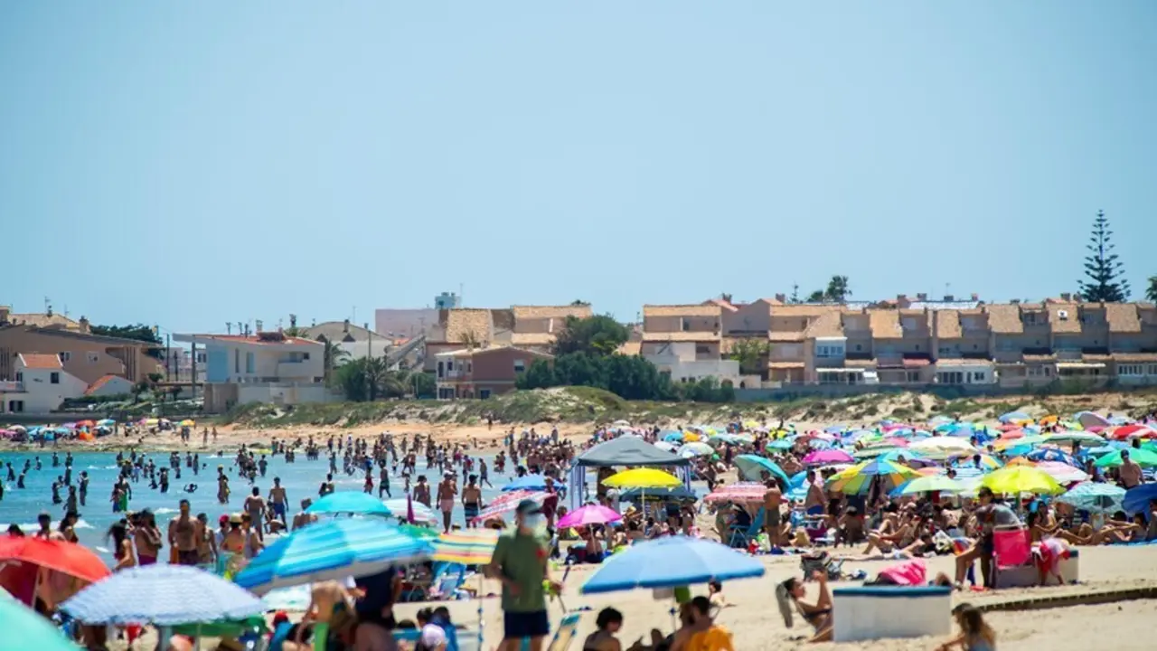 Archivo - Varias personas en la Playa de Levante, en la Manga del Mar Menor