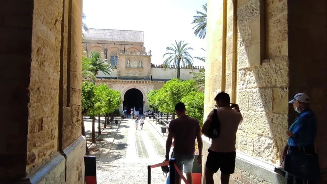 Turistas accediendo al Patio de los Naranjos de la Mezquita-Catedral de C&oacute;rdoba.