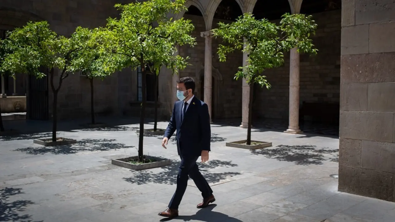 El presidente de la Generalitat, Pere Aragon&egrave;s, sale a recibir a sus compa&ntilde;eros de ERC para una reuni&oacute;n en el Palau de la Generalitat, a 22 de junio de 2021, en Barcelona, Catalunya (Espa&ntilde;a). ARCHIVO.