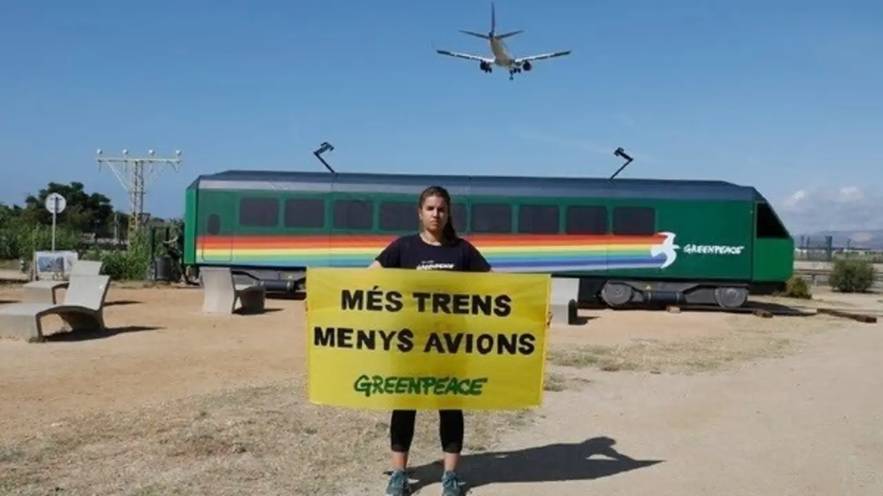 Greenpeace lleva un vag&oacute;n al Aeropuerto de Barcelona para exigir m&aacute;s trenes y menos aviones
