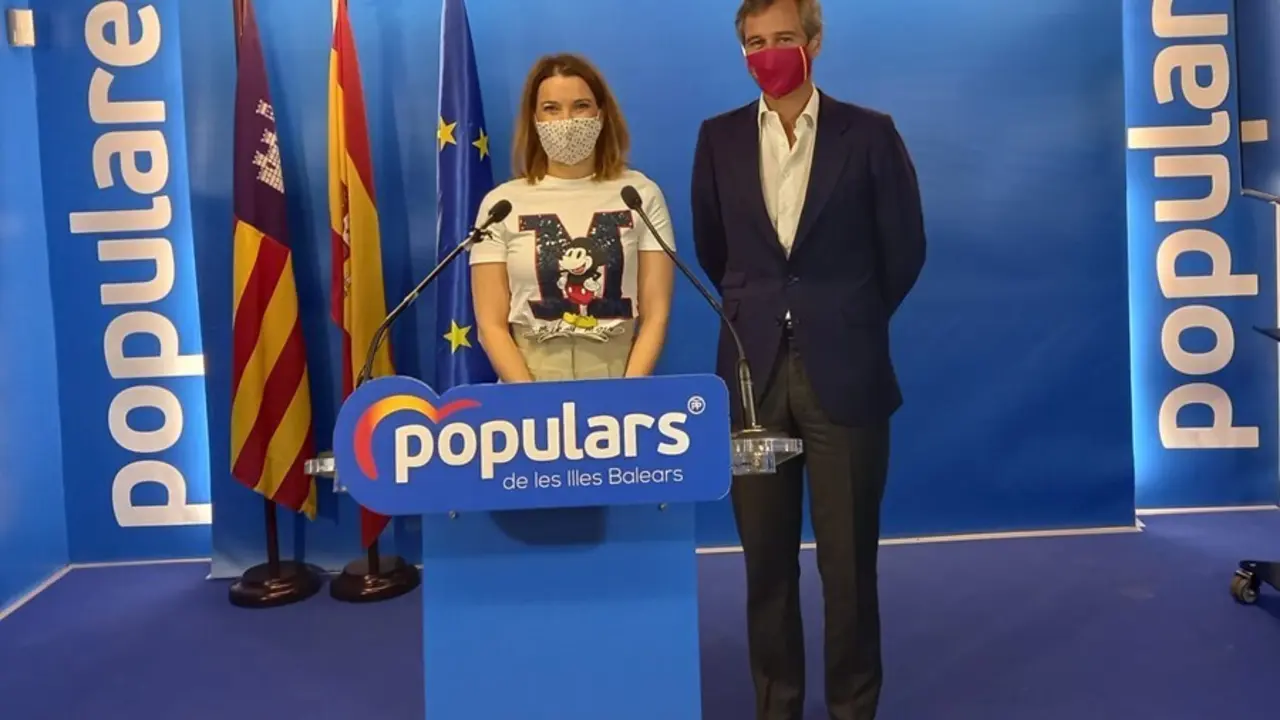La candidata a presidir el PP de Baleares y diputada, Marga Prohens, junto al vicesecretario de Pol&iacute;tica Territorial del Partido Popular, y diputado del PP, Antonio Gonz&aacute;lez Terol.