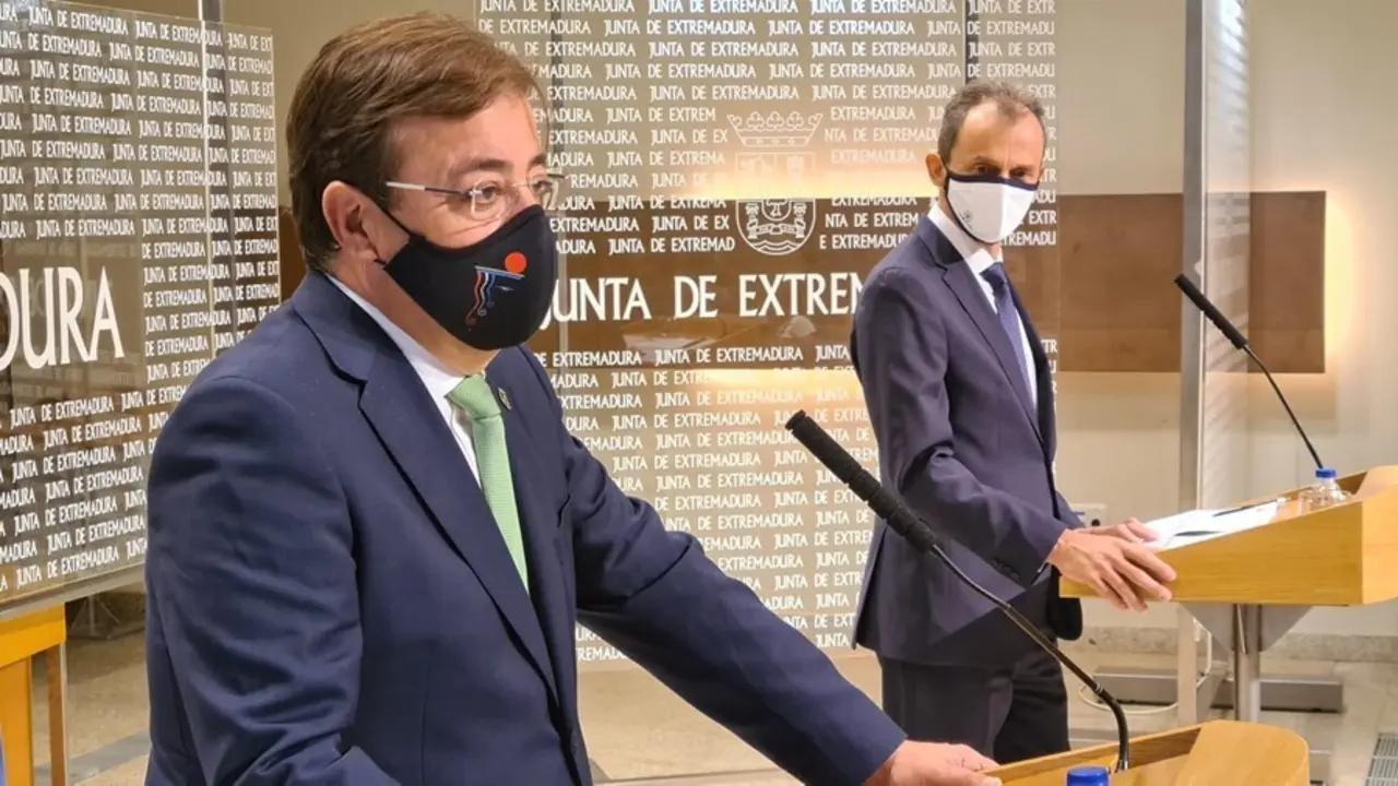 Fern&aacute;ndez Vara y Pedro Duque, en rueda de prensa en M&eacute;rida