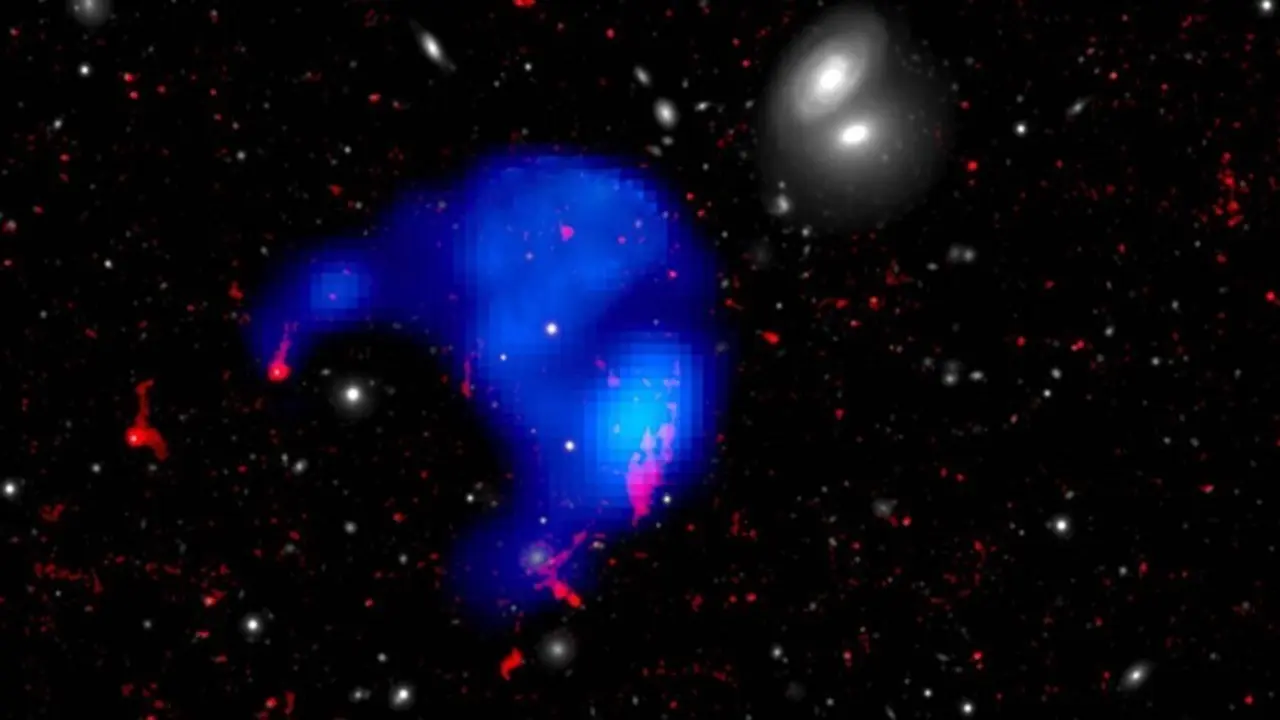 La nube hu&eacute;rfana es la parte azul en forma de paraguas de esta imagen, que est&aacute; codificada por colores para mostrar la parte de rayos X de la nube en azul, el gas caliente en rojo y la regi&oacute;n visible en blanco.