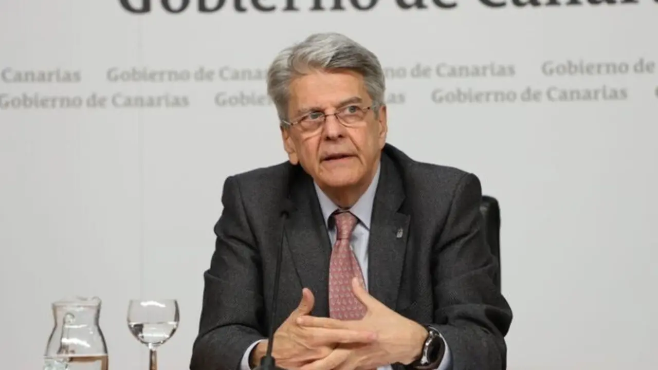 Archivo - El portavoz del Gobierno de Canarias, Julio P&eacute;rez, en rueda de prensa
