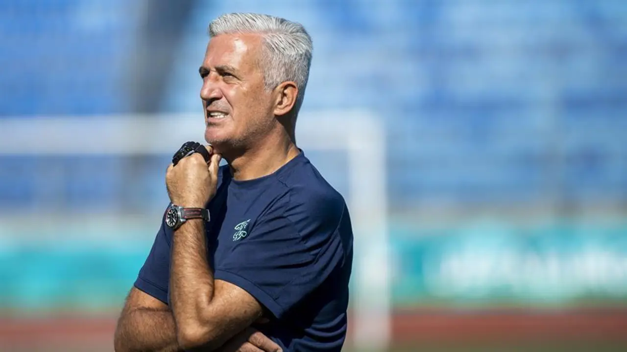 El seleccionador de Suiza, Vladimir Petkovic, dirige la sesi&oacute;n de entrenamiento de su equipo en el estadio Petrovsky de San Petersburgo. EFE