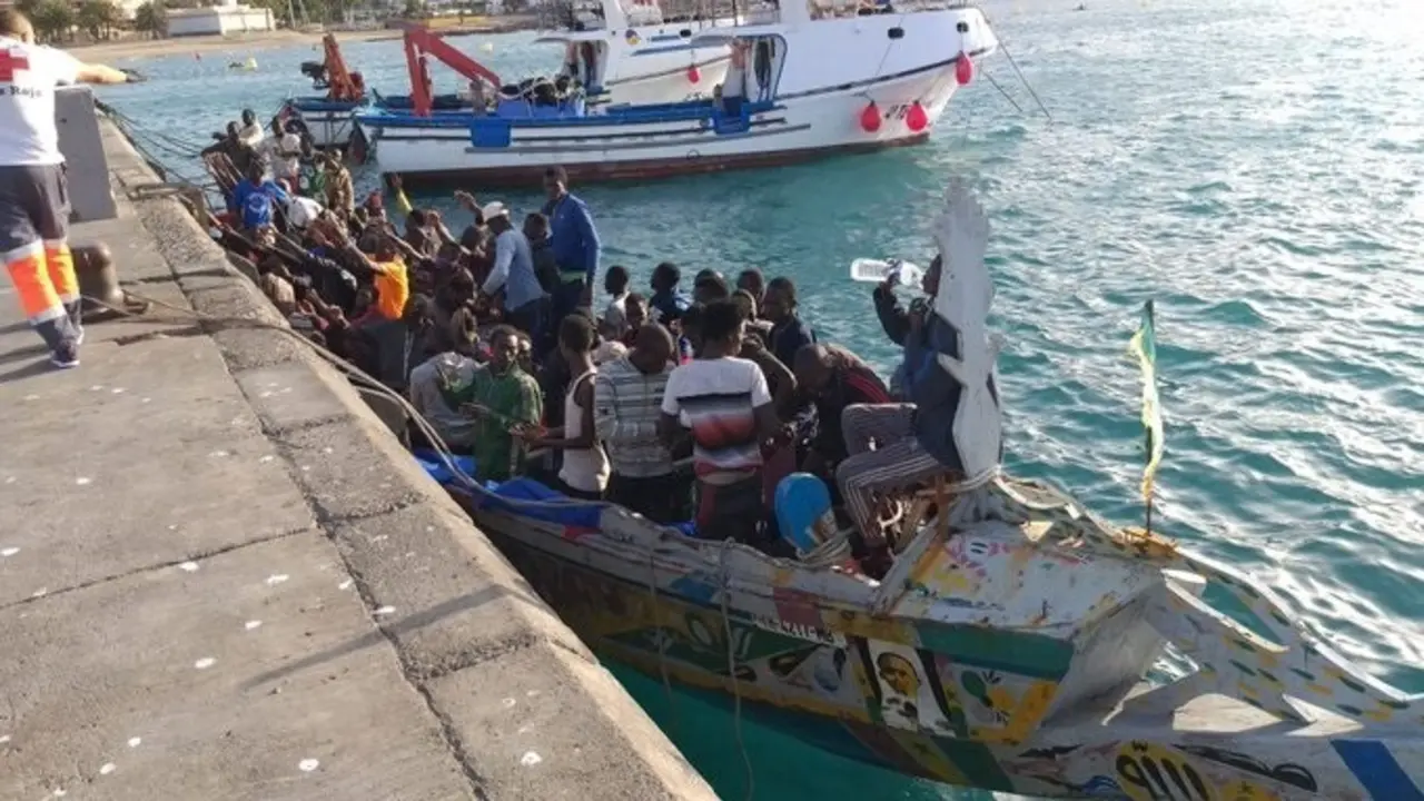 Archivo - Llega un cayuco con unas cien personasl al puerto de Los Cristianos