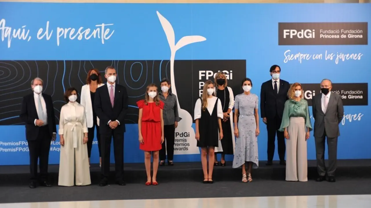 La Familia Real a la entrada de la entrega de los Premios FPdGi, junto a la vicepresidenta Carmen Calvo, la presidenta del Congreso Meritxell Batet