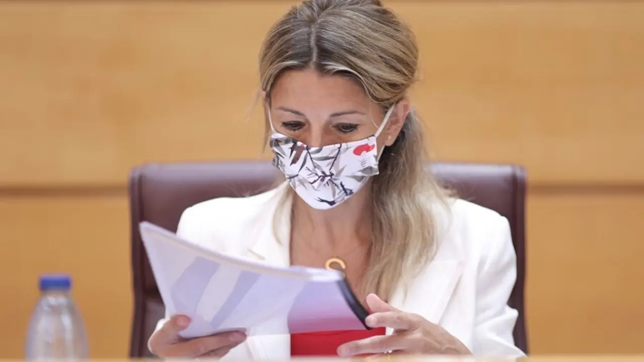 La vicepresidenta Tercera del Gobierno y Ministra de Trabajo y Econom&iacute;a Social, Yolanda D&iacute;az, a su llegada a la comisi&oacute;n de Trabajo, Inclusi&oacute;n, Seguridad Social y Migraciones, a 28 de junio de 2021, en el Senado, Madrid, (Espa&ntilde;a).