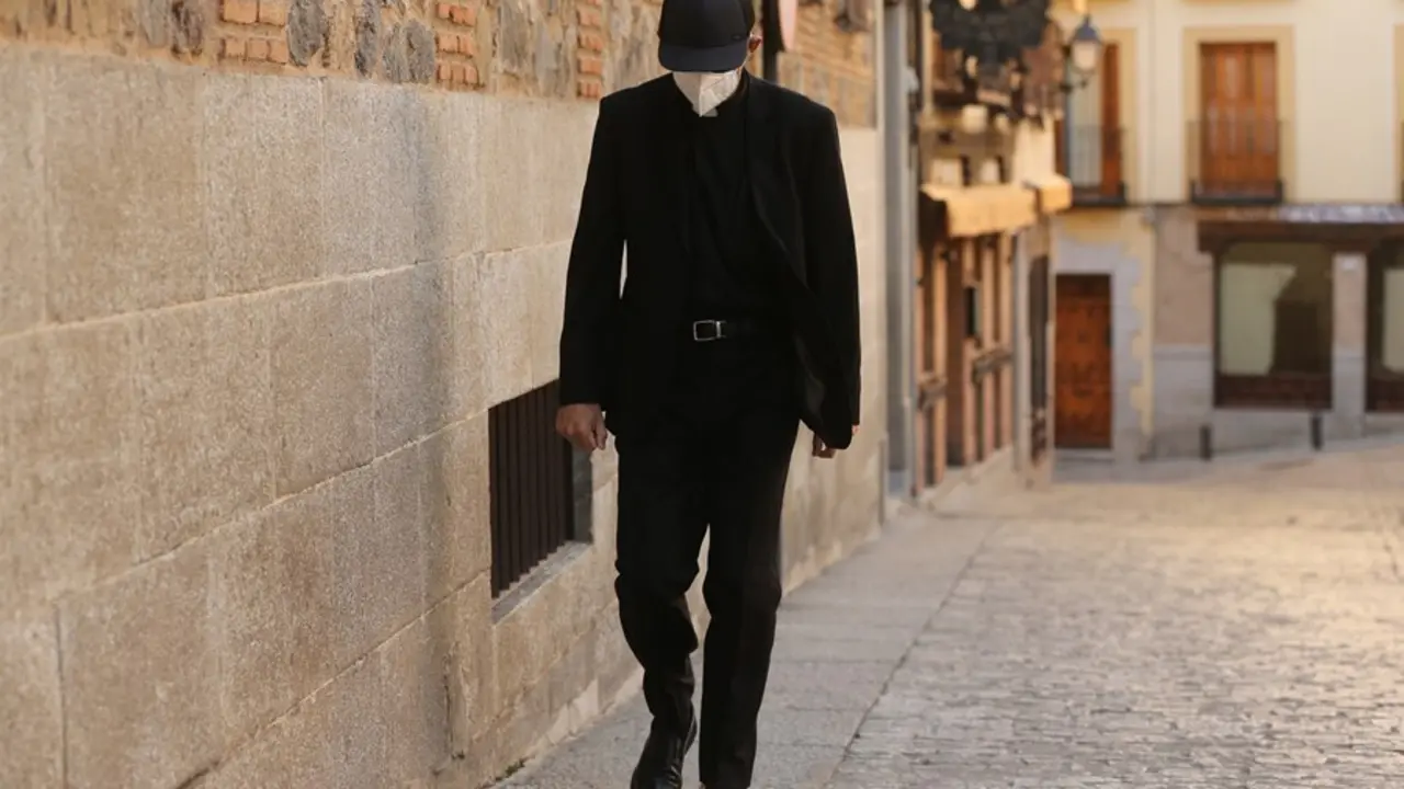 Un sacerdote de Talavera de la Reina llega a la Audiencia Provincial de Toledo donde se sentar&aacute; en el banquillo por la presunta agresi&oacute;n sexual continuada de una menor en su despacho parroquial