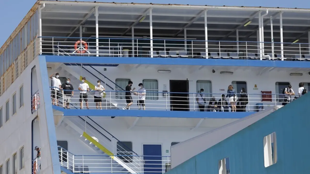 Llega a Val&egrave;ncia el barco de Bale&agrave;ria con los 118 estudiantes del 'macrobrote' de Mallorca