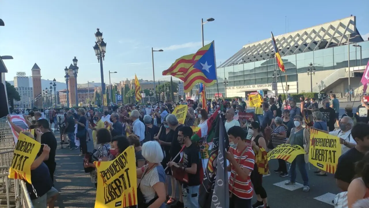 Manifestantes en los aleda&ntilde;os del CaixaForum de Barcelona en protesta por la presencia del Rey Felipe VI