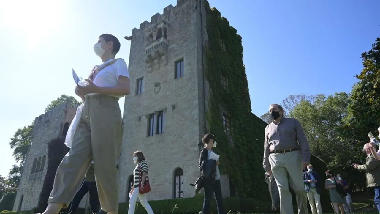 Representantes de colectivos de memoria hist&oacute;rica y v&iacute;ctimas del franquismo, durante su visita a los jardines del Pazo de Meir&aacute;s el d&iacute;a de su reapertura al p&uacute;blico