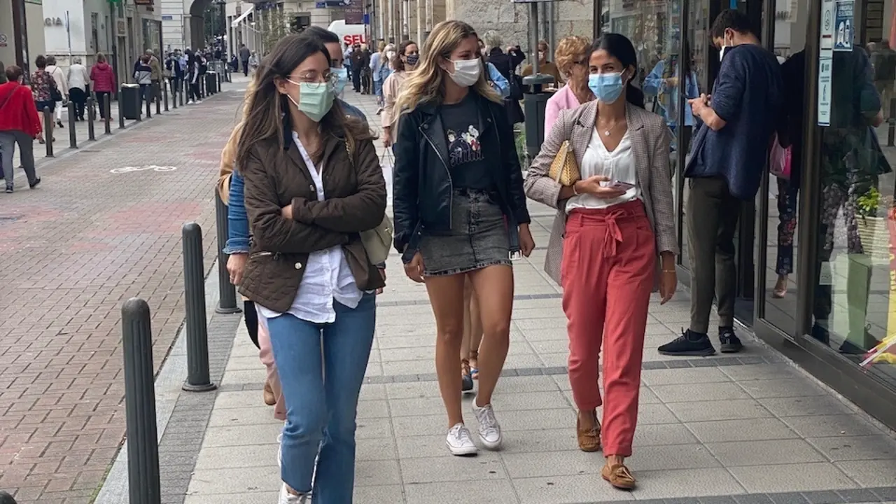 Varias personas transitan por el centro de la ciudad de Santander. / HARDY