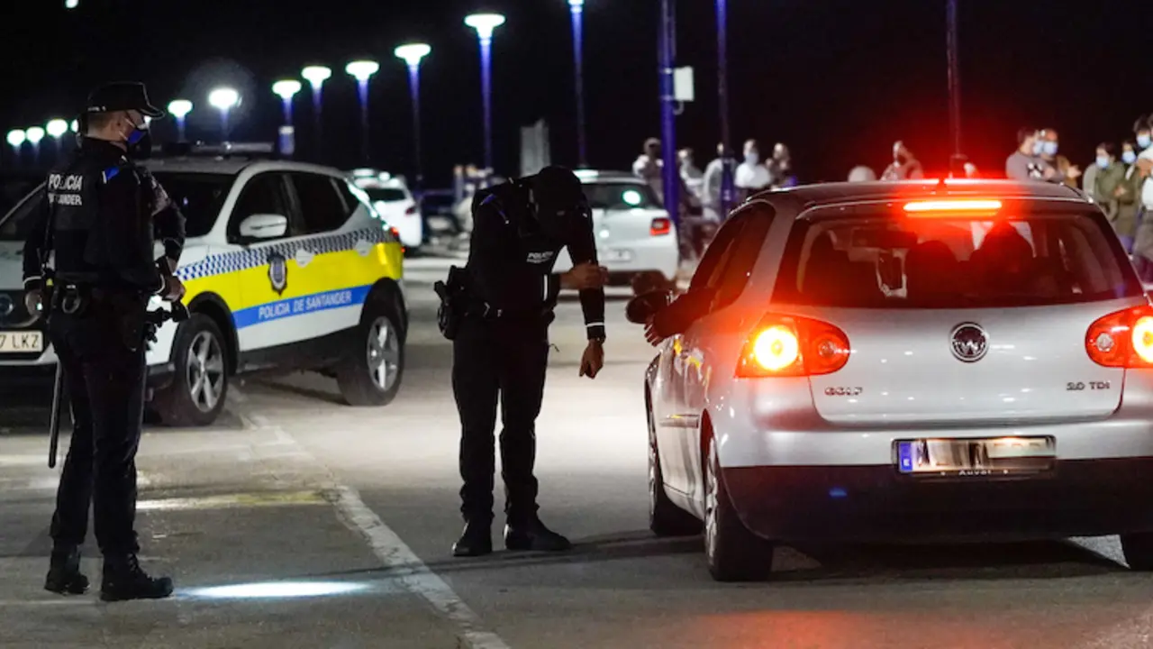 Varios polic&iacute;as controlan la zona del parking del Camello en Santander. / Hardy