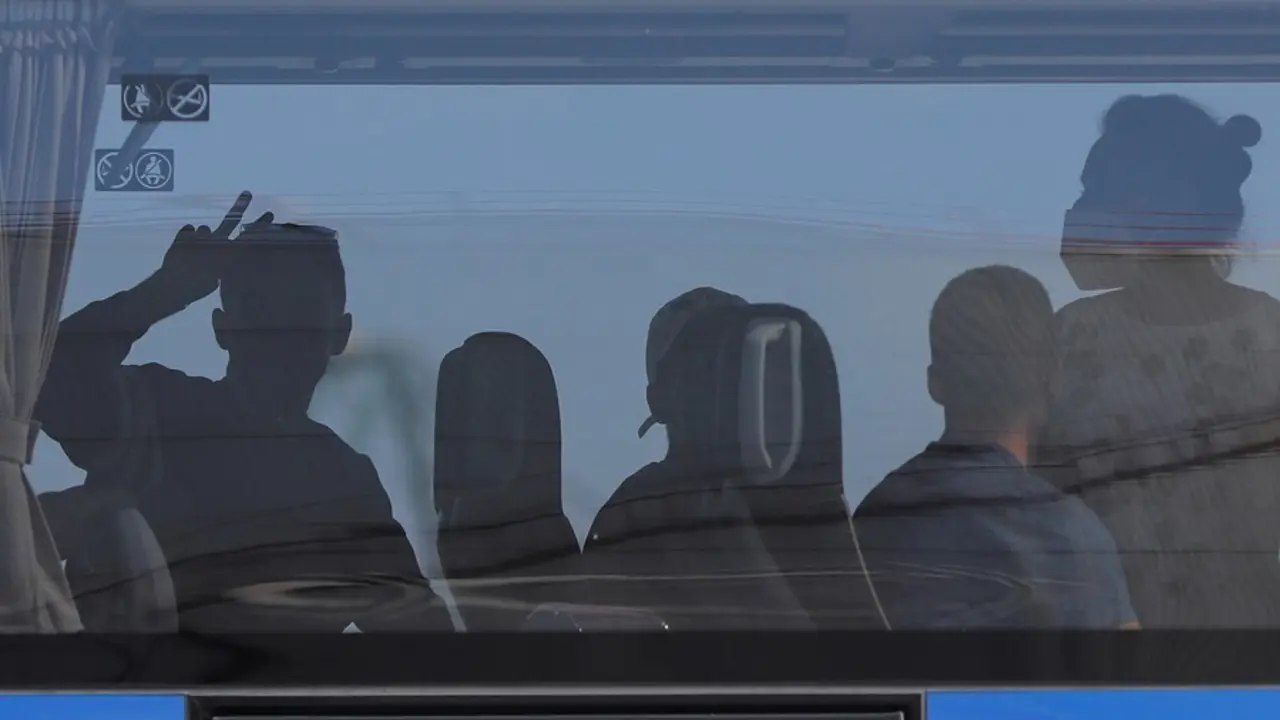 Los j&oacute;venes procedentes de Mallorca en el autob&uacute;s, despu&eacute;s de llegar al puerto de Valencia, tras haber sido confinados por un &lsquo;macrobrote&rsquo; de coronavirus, a 1 de julio de 2021, en Valencia, Comunidad Valenciana (Espa&ntilde;a). 