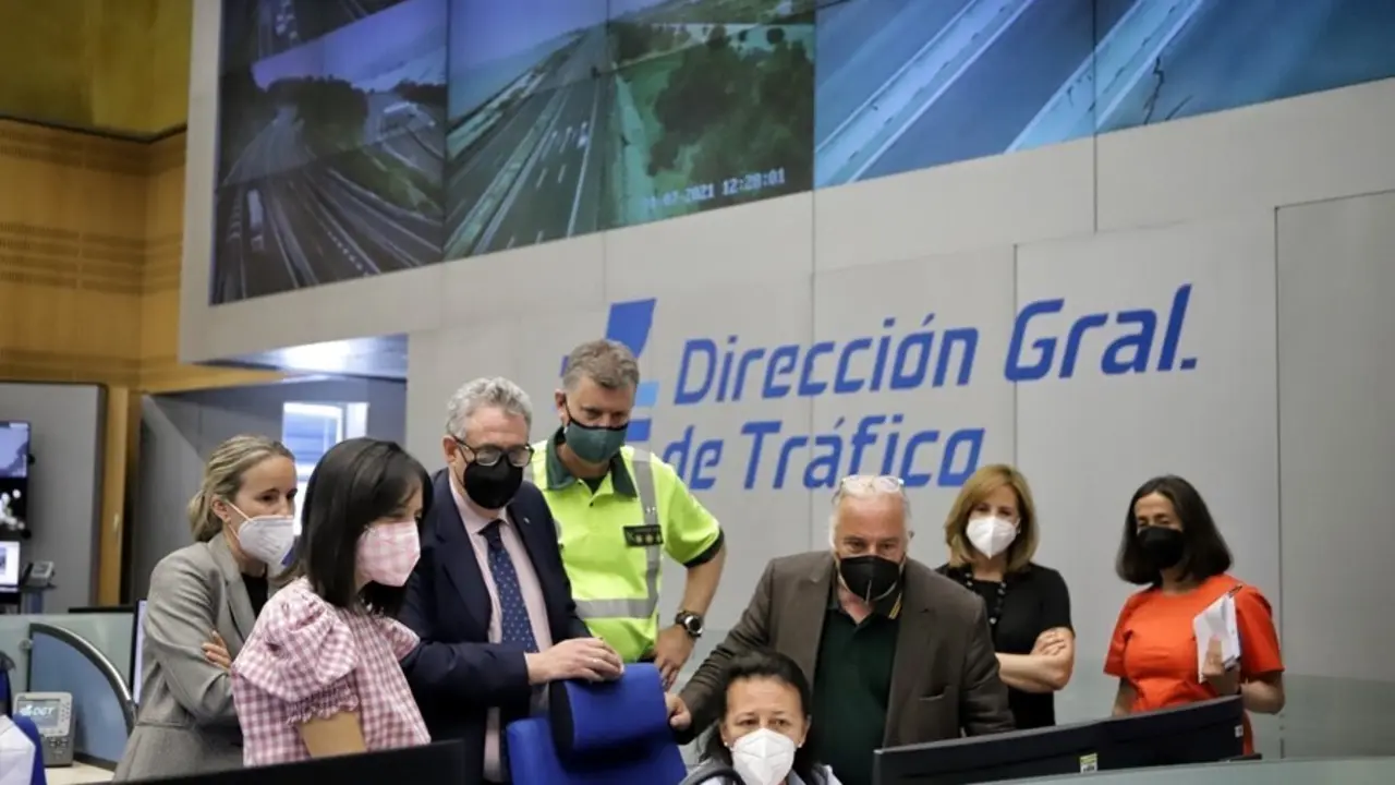 La delegada del Gobierno en Madrid, Mercedes Gonz&aacute;lez visita la sede de la Direcci&oacute;n General de Tr&aacute;fico (DGT), donde ha mantenido una reuni&oacute;n de trabajo con su director general, Pere Navarro.