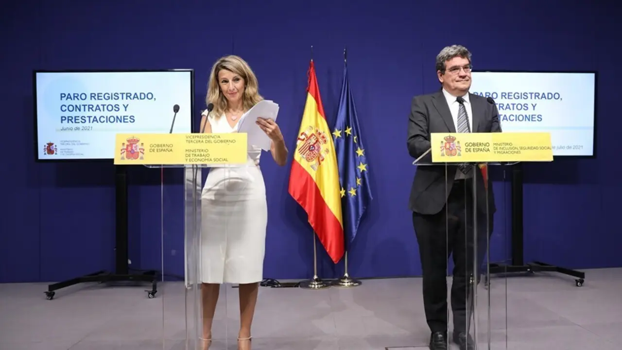 La vicepresidenta tercera del Gobierno y ministra de Trabajo y Econom&iacute;a Social, Yolanda D&iacute;az, y el ministro de Inclusi&oacute;n, Seguridad Social y Migraciones, Jos&eacute; Luis Escriv&aacute;, intervienen en una comparecencia para informar de los datos de paro registrado y d