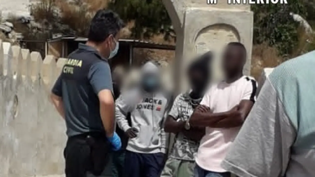 Un agente se entrevista con posibles v&iacute;ctimas