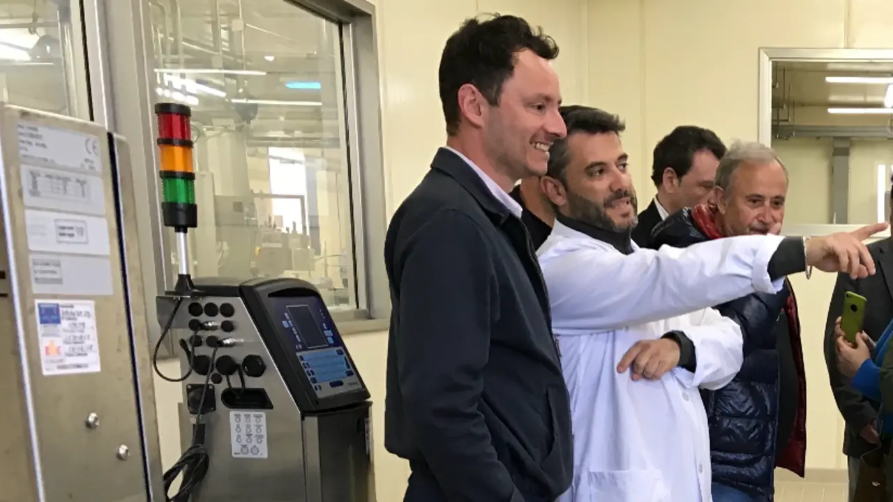 Alejandro Liz visitando una conververa c&aacute;ntabra. / ALERTA
