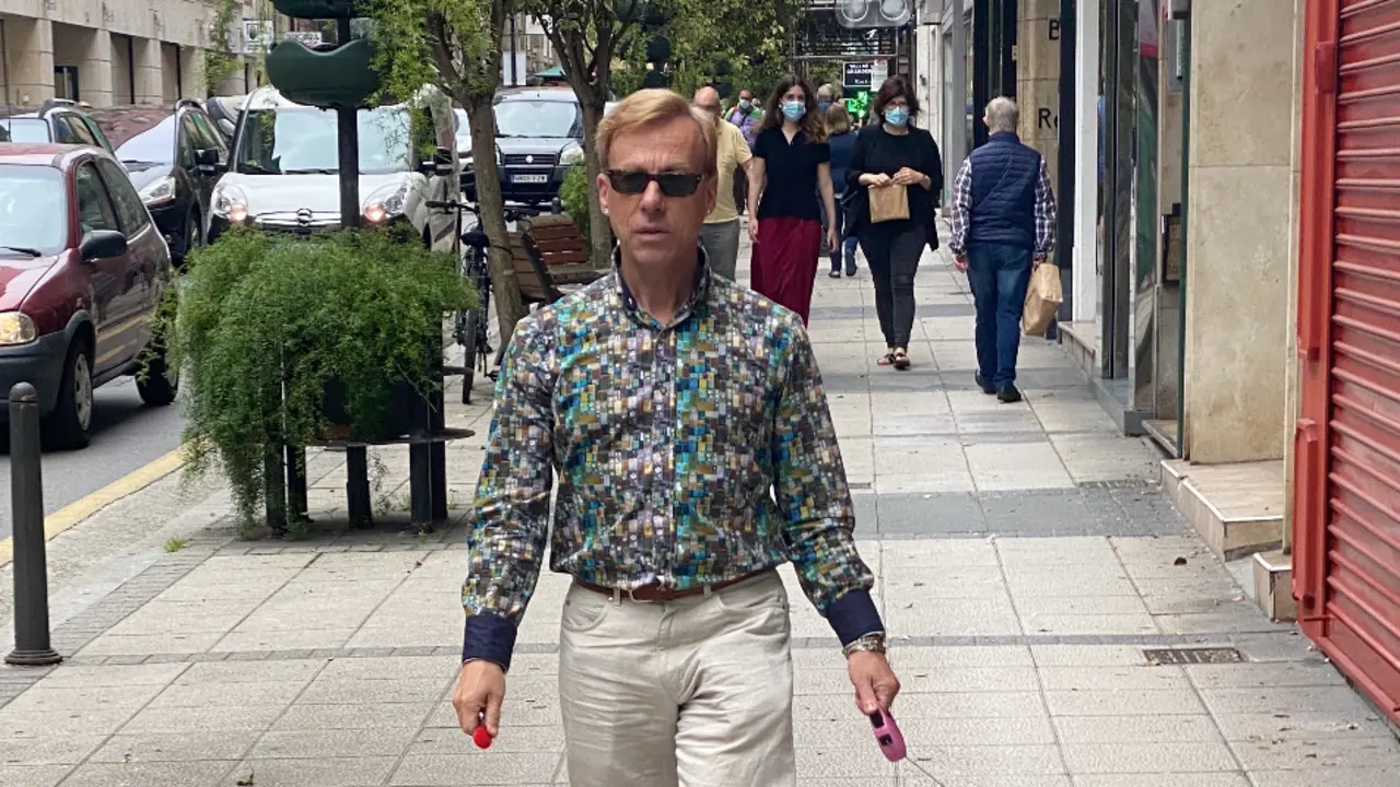 Varias personas con y sin mascarilla por las calles del centro de Santander. / Hardy