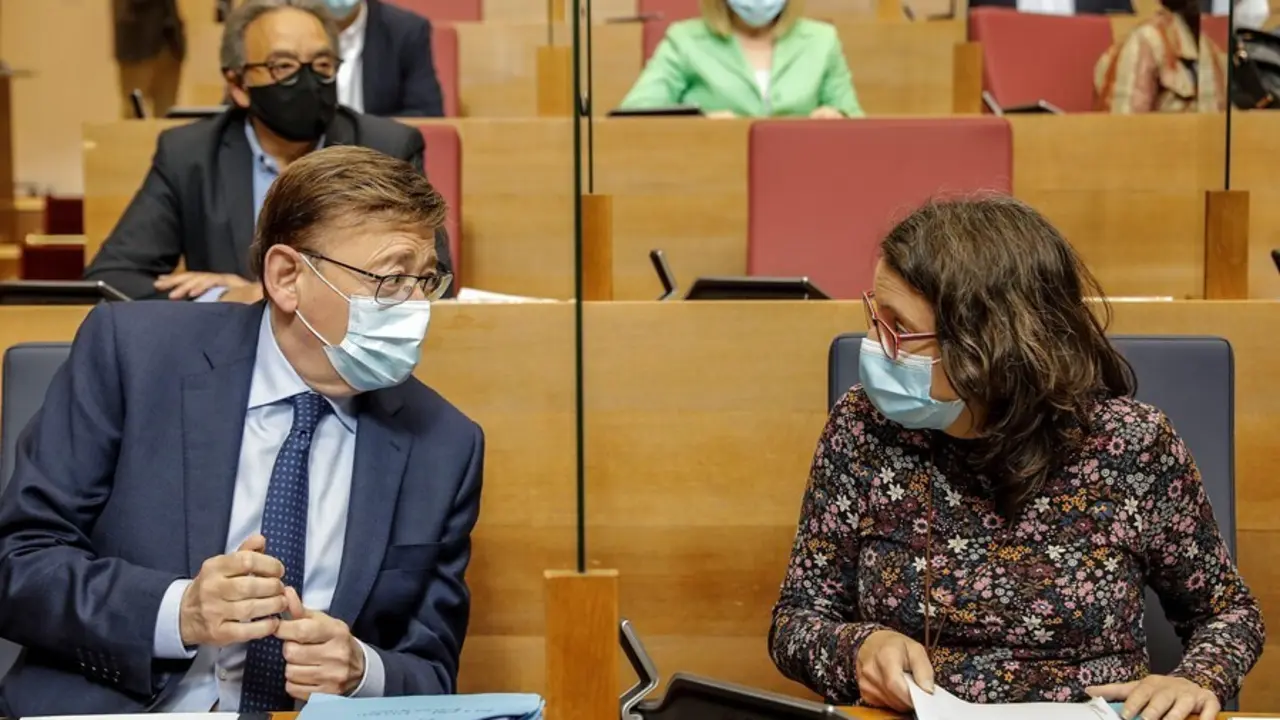 Archivo - El 'president' de la Generalitat Valenciana, Ximo Puig; la vicepresidenta portavoz, M&oacute;nica Oltra, conversan delante del s&iacute;ndic socialista, Manolo Mata, en Les Corts