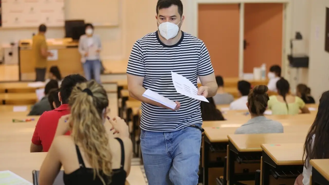 Un joven camina por un aula de la Facultad de Ciencias Econ&oacute;micas y Empresariales el d&iacute;a del comienzo de los ex&aacute;menes de selectividad 2021.
