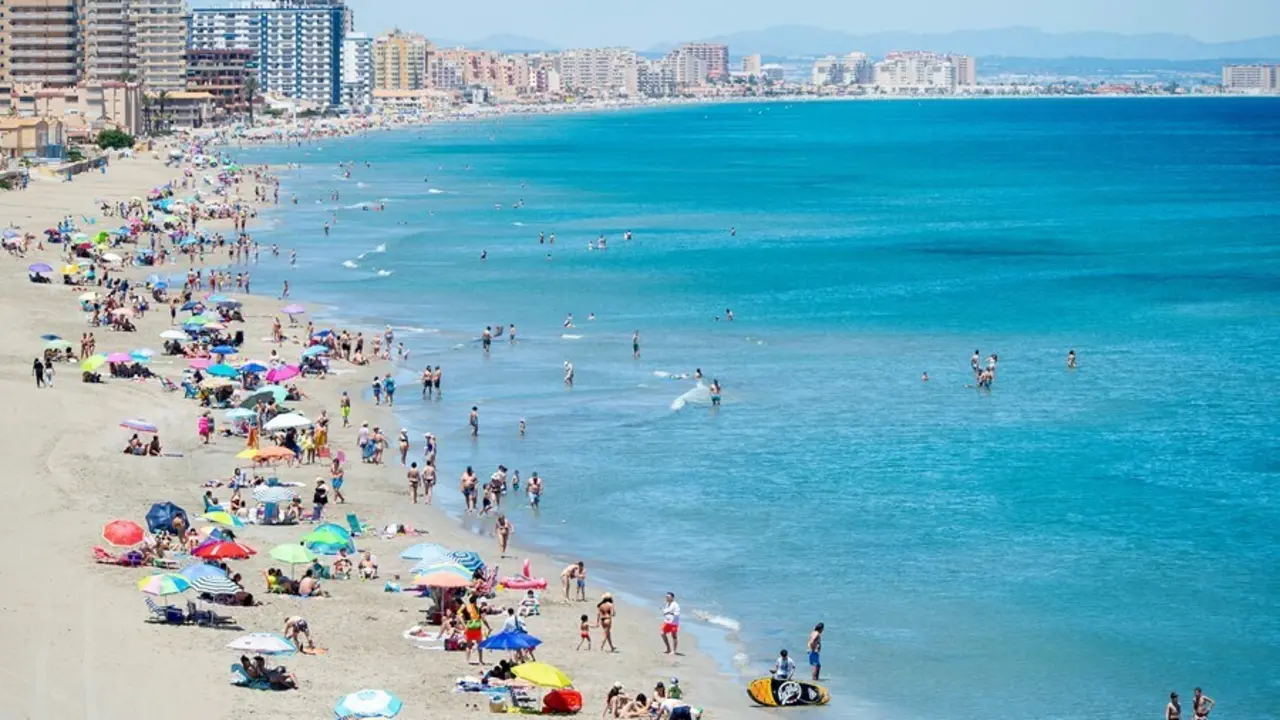 Archivo - Varias personas se ba&ntilde;an en la Playa Gal&uacute;a, en la Manga del Mar Menor, en Cartagena, Regi&oacute;n de Murcia (Espa&ntilde;a).