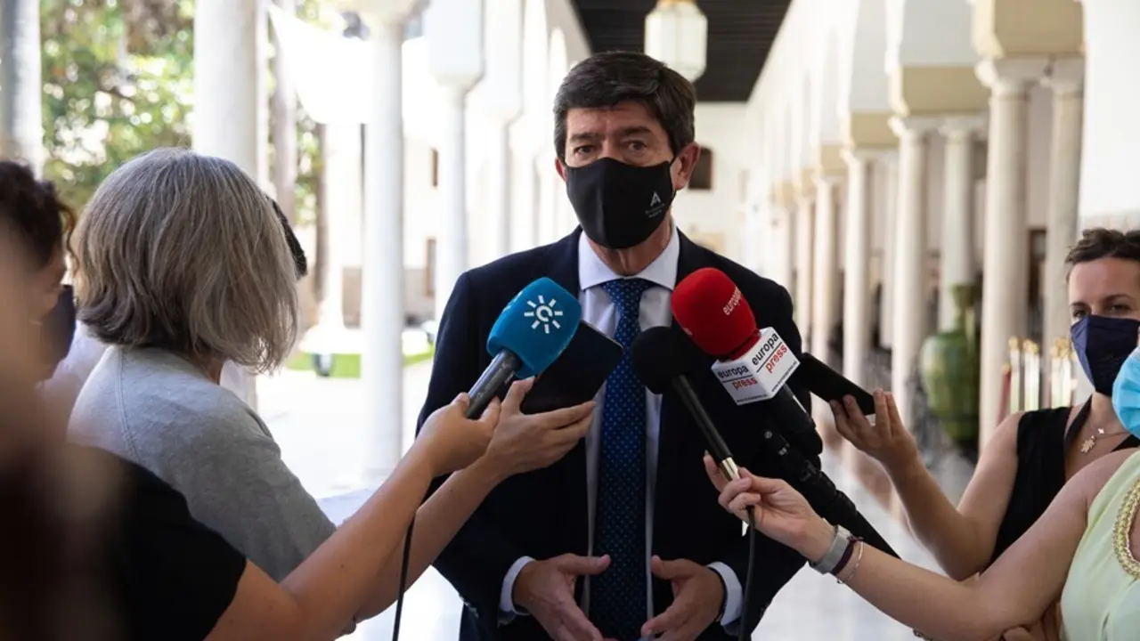 El vicepresidente de la Junta de Andaluc&iacute;a, y coordinador de Ciudadanos en Andaluc&iacute;a, Juan Mar&iacute;n, atiende a los medios de comunicaci&oacute;n en una foto de archivo.