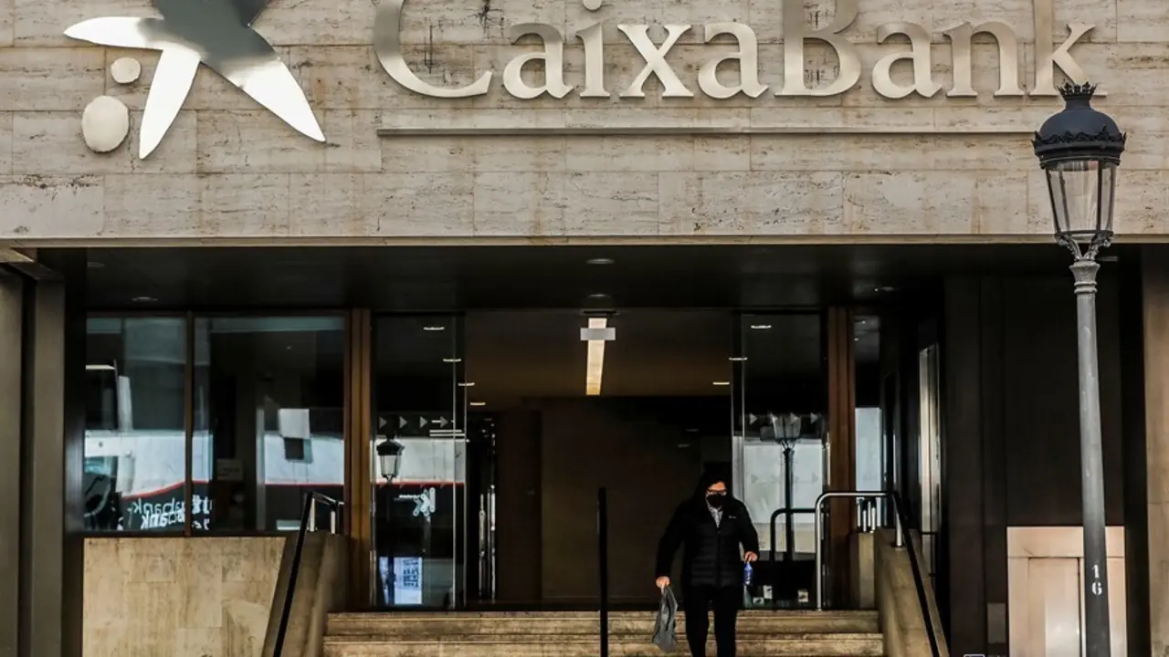 Archivo - Logo de Caixabank en la antigua sede de Bankia, en la calle Pintor Sorolla, en Valencia, Comunidad Valenciana (Espa&ntilde;a).