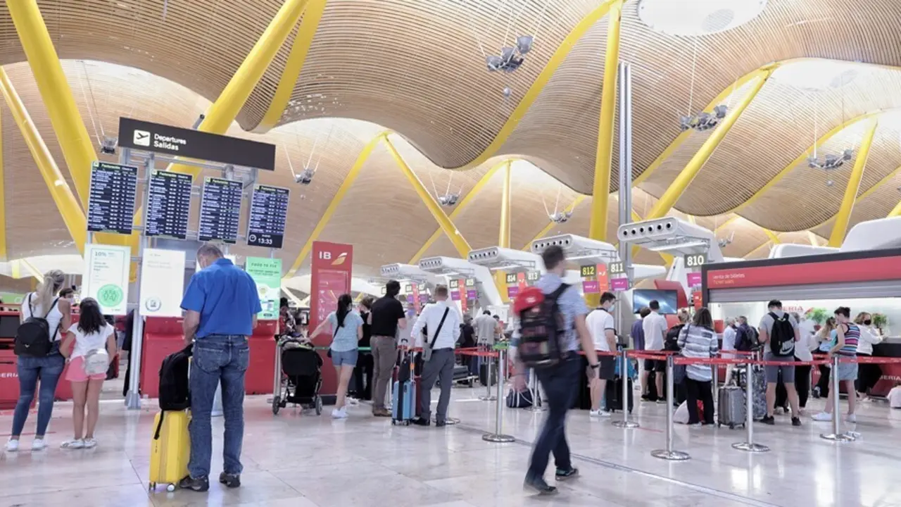 Varias personas hacen cola con equipaje en el aeropuerto Madrid-Barajas, a 1 de julio de 2021