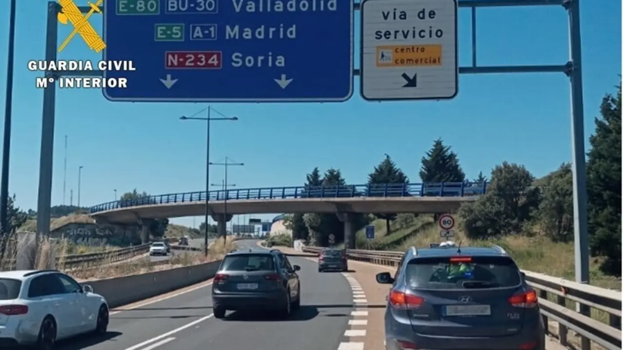 Coche que circulaba en sentido contrario estacionado a la derecha de la autov&iacute;a.