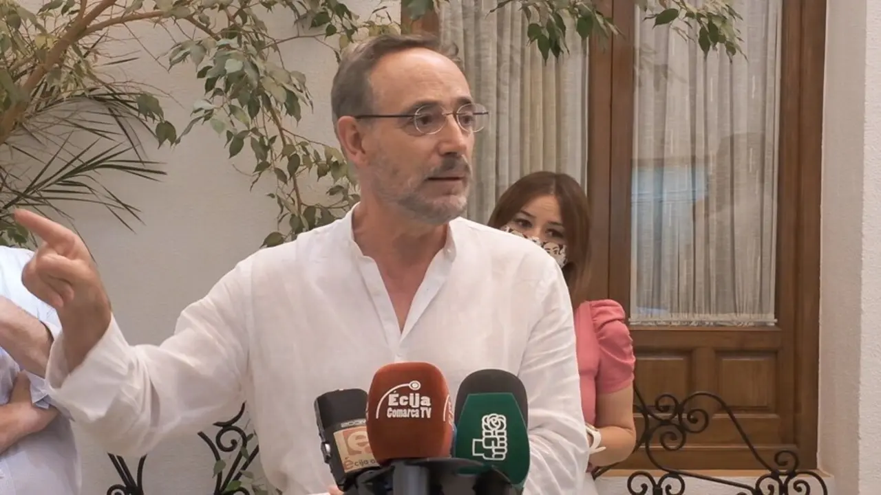 El portavoz del Grupo Socialista en materia de Turismo, Regeneraci&oacute;n, Justicia y Administraci&oacute;n Local en el Parlamento andaluz, Felipe L&oacute;pez, atiende a los medios en &Eacute;cija (Sevilla).
