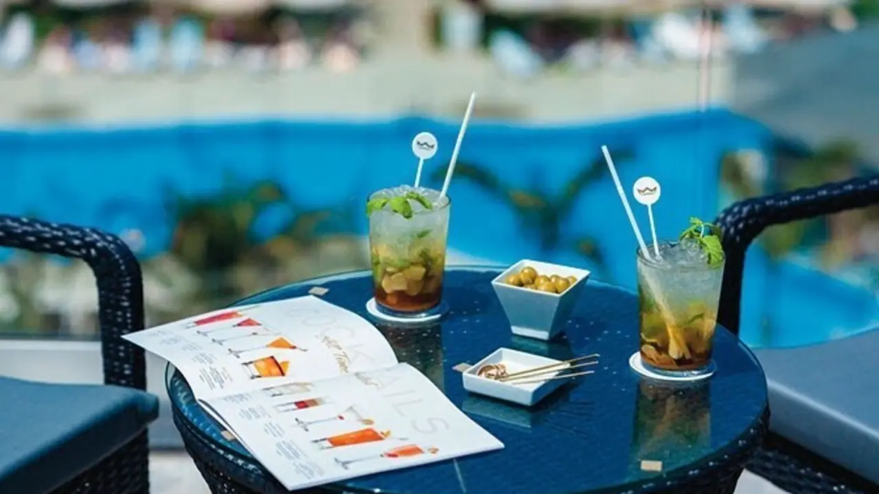 Archivo - C&oacute;cteles, hotel, hoteles, pajitas de pl&aacute;stico, bebidas.