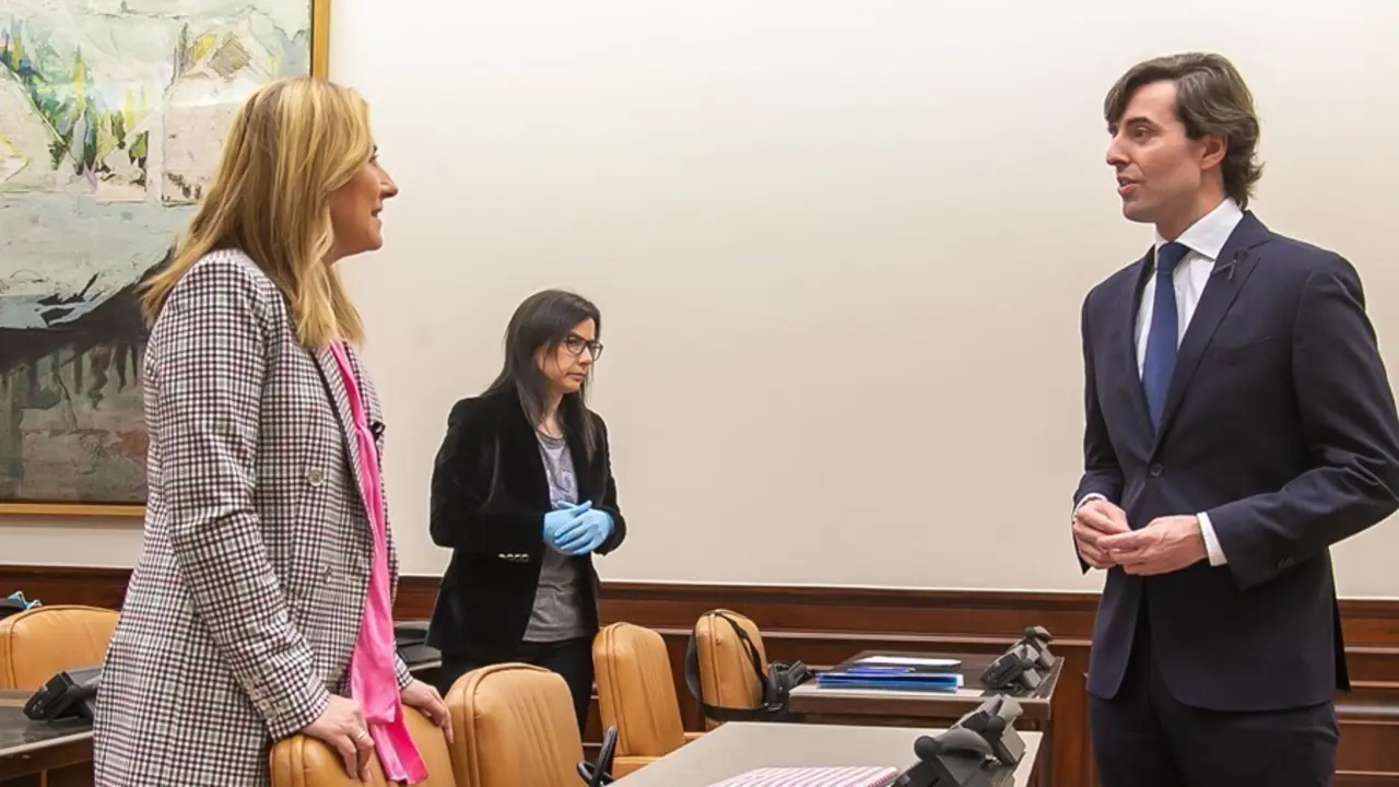 Archivo - La vicesecretaria de Organizaci&oacute;n del PP, Ana Beltr&aacute;n, conversa en la Comisi&oacute;n de Interior del  Congreso con  el vicesecretario de Comunicaci&oacute;n del partido, Pablo Montesino. En Madrid (Espa&ntilde;a) a 23 de abril de 2020.