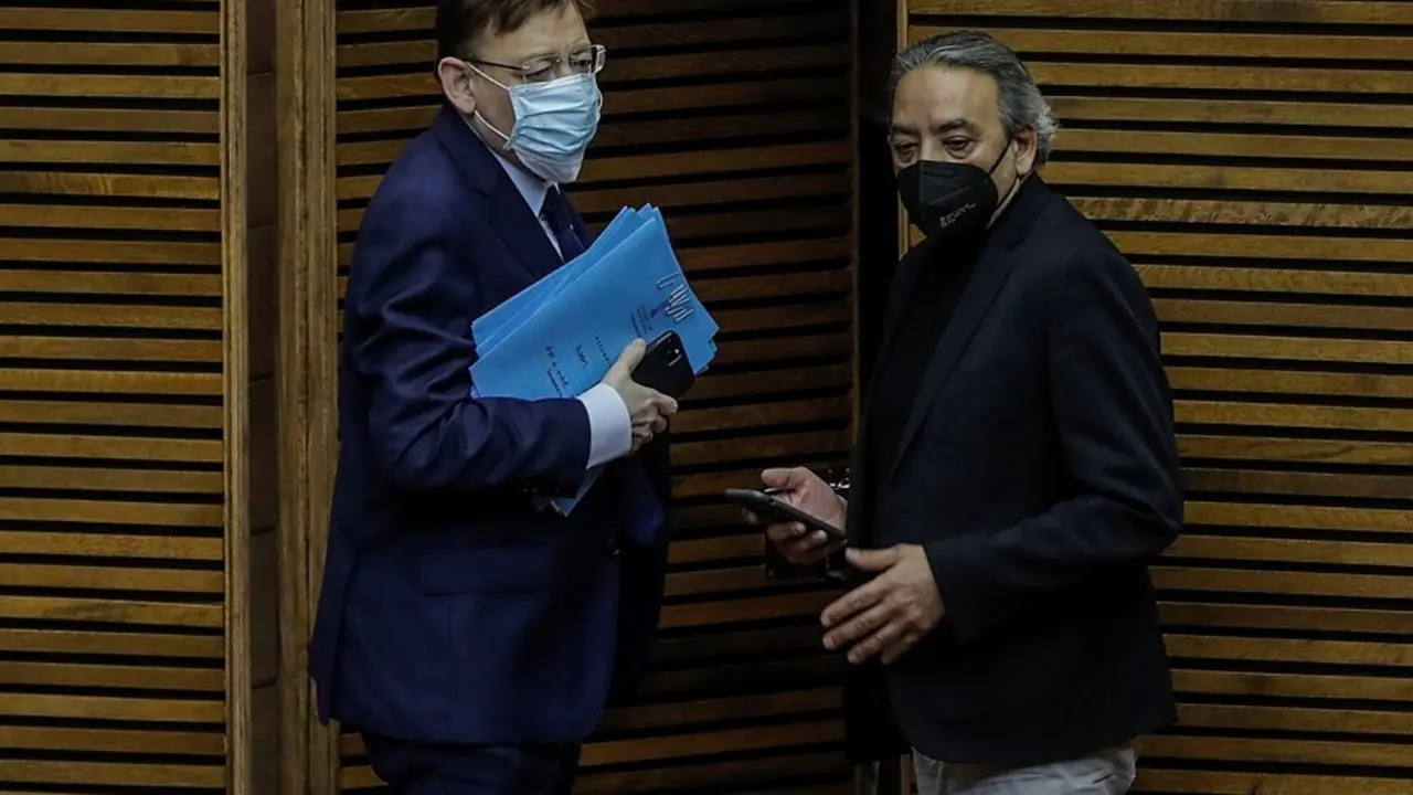 Archivo - El presidente de la Generalitat, Ximo Puig (i) y el diputado socialista Manolo Mata (d) en Les Corts