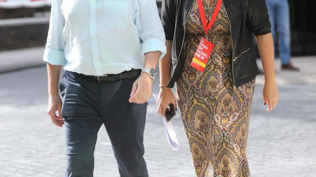 El alcalde de Sevilla, Juan Espadas, este s&aacute;bado en Madrid, a su llegada a la reuni&oacute;n del Comit&eacute; Federal del PSOE, acompa&ntilde;ado de la portavoz parlamentaria auton&oacute;mica, &Aacute;ngeles F&eacute;rriz. 