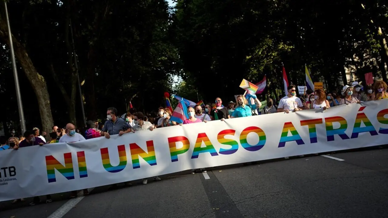 Una de las pancartas principales de la organizaci&oacute;n del Orgullo LGTBI 2021