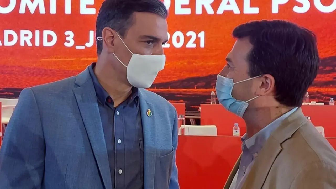 El presidente del Gobierno y l&iacute;der del PSOE, Pedro S&aacute;nchez, junto al secretario xeral del PSdeG, Gonzalo Caballero