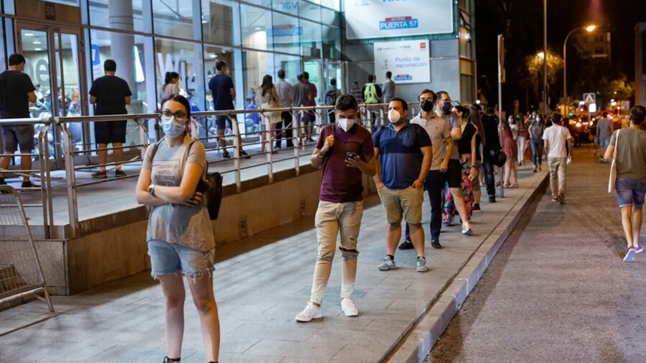 Fila de personas que esperan para recibir una dosis de la vacuna de Pfizer en el Wizink Center