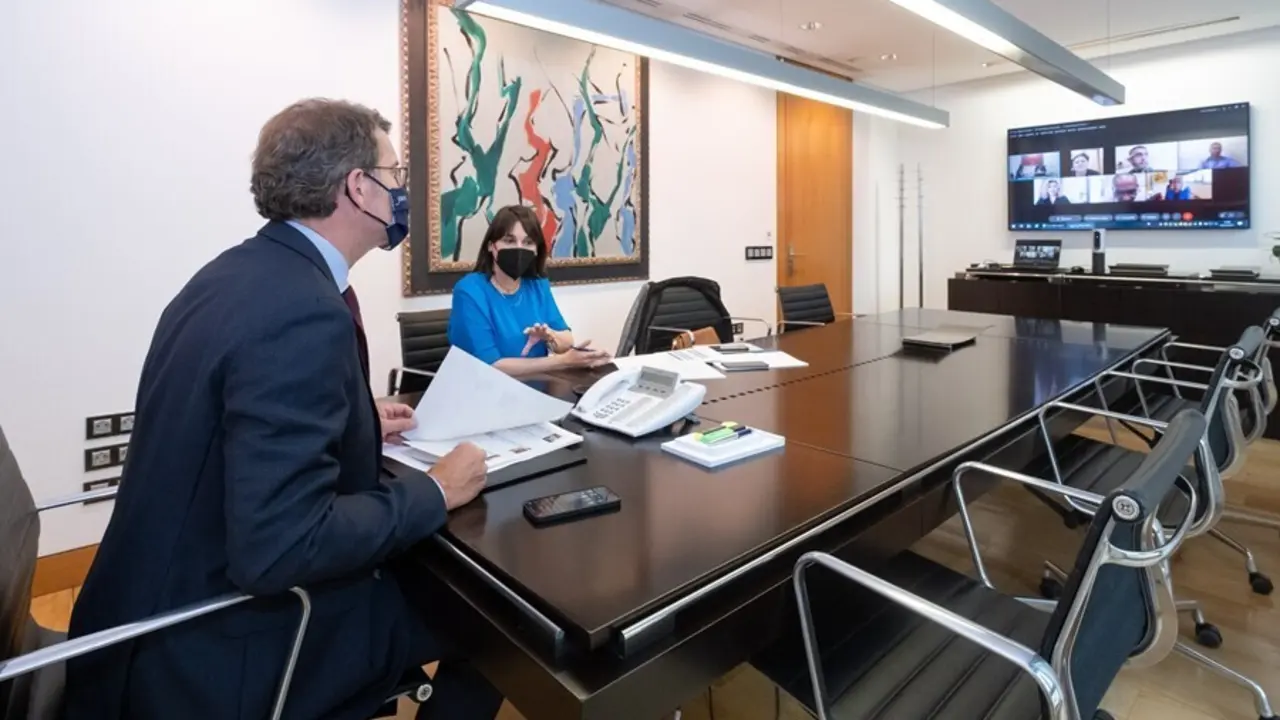 El presidente de la Xunta, Alberto N&uacute;&ntilde;ez Feij&oacute;o, y la conselleira de Emprego e Igualdade, Mar&iacute;a Jes&uacute;s Lorenzana, se re&uacute;nen con la plataforma Creer en Nosotros, del sector de la est&eacute;tica y las peluquer&iacute;as.