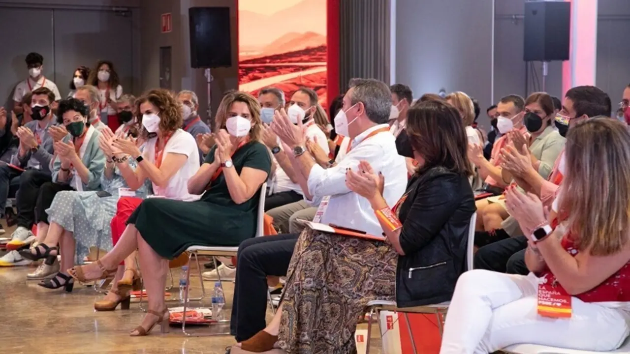 El alcalde de Sevilla y candidato del PSOE a la Junta de Andaluc&iacute;a, Juan Espadas, recibe este s&aacute;bado aplausos en el Comit&eacute; Federal del PSOE.