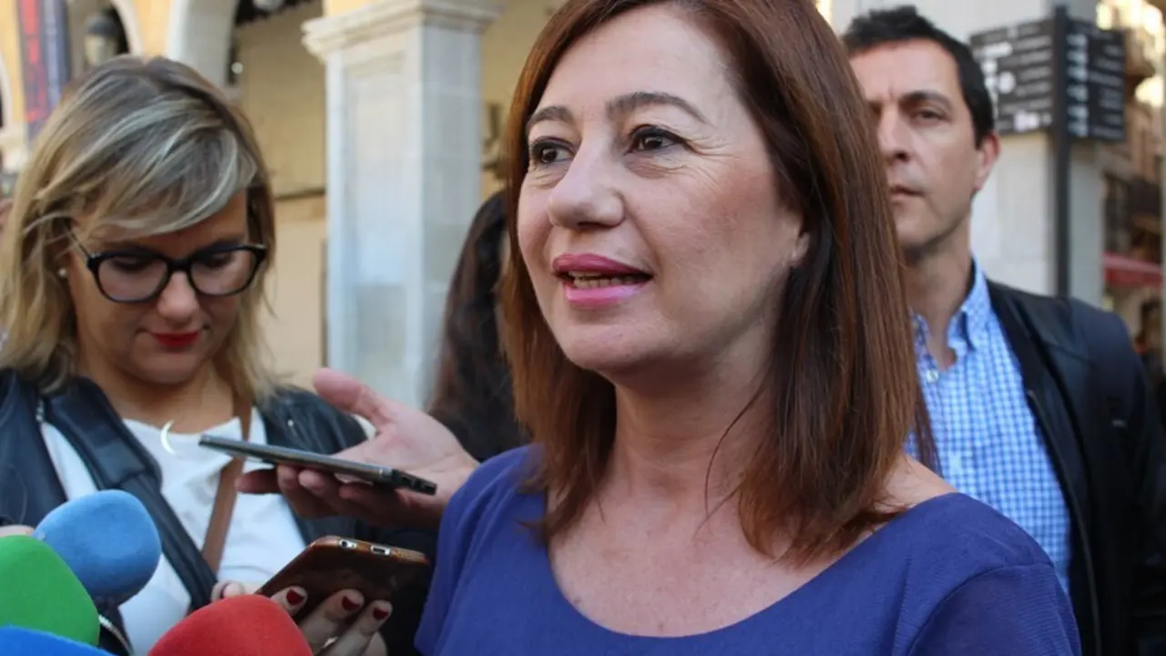 Archivo - La presidenta del Govern, Francina Armengol, en declaraciones a la prensa (archivo)