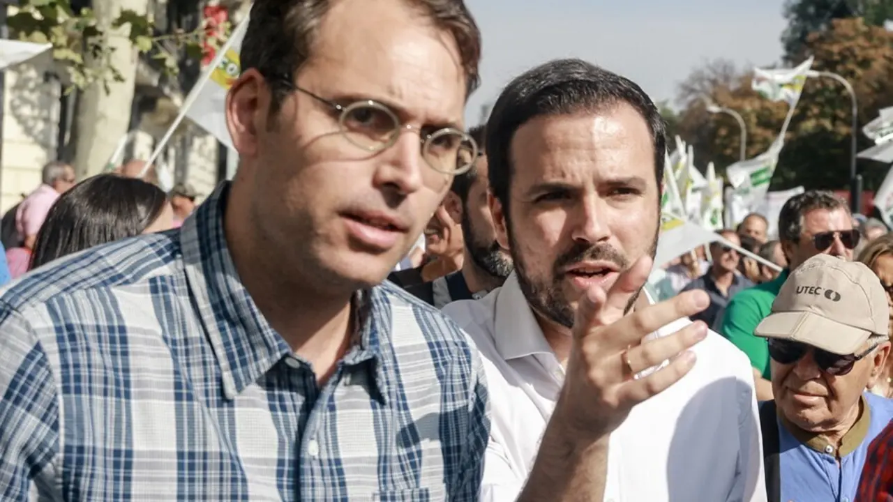Archivo - El coordinador federal de Izquierda Unida, Alberto Garz&oacute;n (d), y el coordinador general de IULV-CA, Toni Valero (i), participan en la  manifestaci&oacute;n convocada por COAG, UPA, Asaja y Cooperativas Agro-Alimentarias en defensa del olivar tradiciona