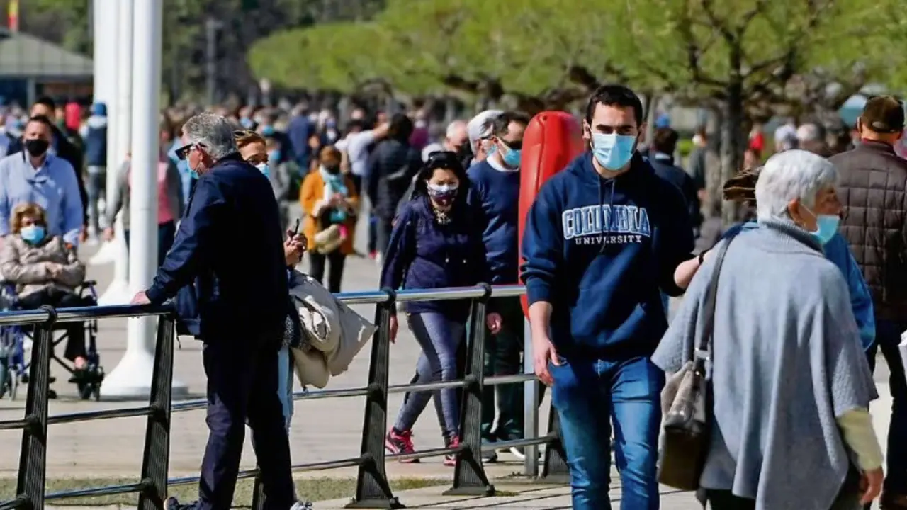 Varias personas con mascarilla por el centro de la capital c&aacute;ntabra. / Hardy