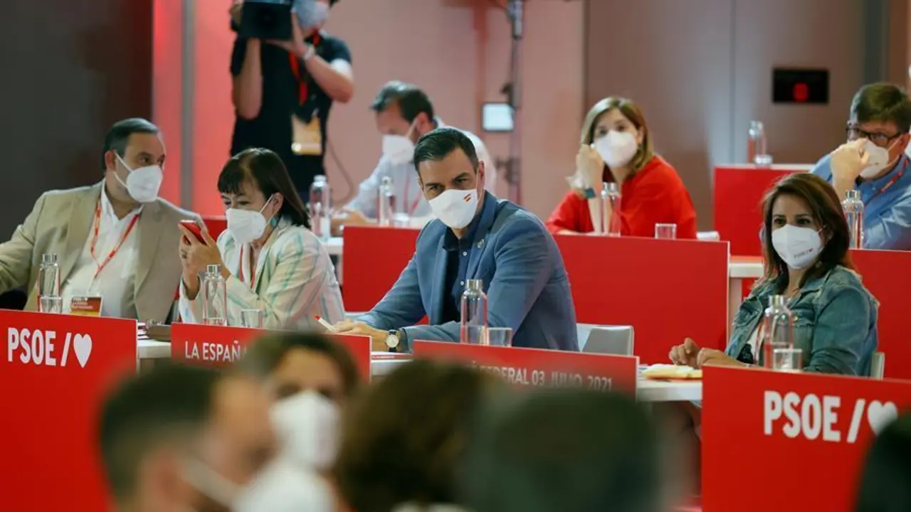 El secretario general y presidente del Gobierno, Pedro S&aacute;nchez (c), junto a la presidenta del partido, Cristina Narbona (3d); la vicesecretaria general, Adriana Lastra (d), y el secretario de Organizaci&oacute;n, Jos&eacute; Luis &Aacute;balos (i), durante la reuni&oacute;n del Comit&eacute; Federal del partido que se celebra este s&aacute;bado en Madrid. EFE/Chema Moya