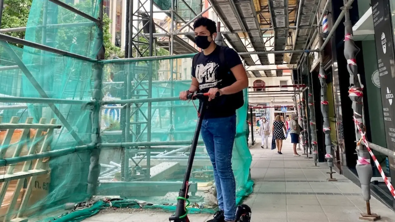 Varias personas por el centro de la capital c&aacute;ntabra. / Hardy