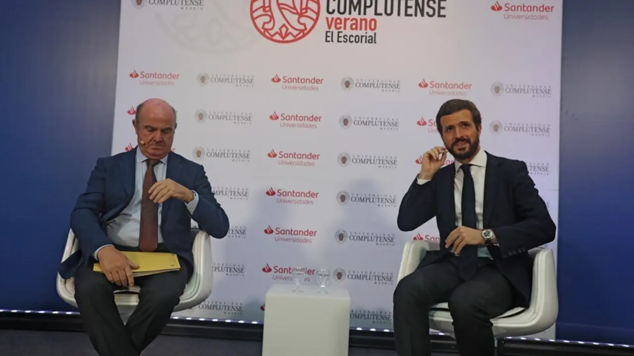 Archivo - El vicepresidente del Banco Central Europeo y exministro de Econom&iacute;a, Luis de Guindos, y el presidente del PP, Pablo Casado, antes de participar en los Cursos de Verano en San Lorenzo de El Escorial, Madrid (Espa&ntilde;a), a 20 de julio de 2020.