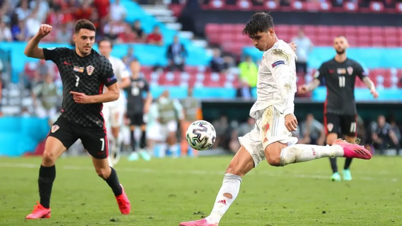 El delantero de Espa&ntilde;a &Aacute;lvaro Morata (d) dispara para conseguir el cuarto gol del equipo durante el partido de los octavos de final de la Eurocopa 2020 que las selecciones de Croacia y Espa&ntilde;a disputan hoy en Copenhague, Dinamarca, 28 Junio 2021. EFE/EPA/Friedemann Vogel / POOL