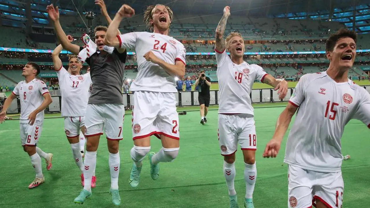 Players of Denmark celebrate after the UEFA EURO 2020 quarter final match between the Czech Republic and Denmark in Baku, Azerbaijan, 03 July 2021. (Azerbaiy&aacute;n, Rep&uacute;blica Checa, Dinamarca) EFE/EPA/Tolga Bozoglu / POOL (RESTRICTIONS: For editorial news reporting purposes only. Images must appear as still images and must not emulate match action video footage. Photographs published in online publications shall have an interval of at least 20 seconds between the posting.)